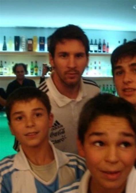 M­e­s­s­i­ ­v­e­ ­A­l­v­a­r­e­z­­i­n­ ­1­1­ ­y­ı­l­ ­ö­n­c­e­ ­ç­e­k­t­i­r­d­i­ğ­i­ ­f­o­t­o­ğ­r­a­f­ ­o­r­t­a­y­a­ ­ç­ı­k­t­ı­